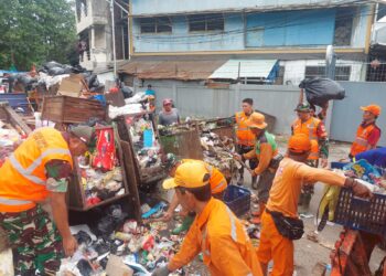 Cegah Terjadinya Banjir dan Wabah Penyakit,Satgas Sampah Kodim 0502/JU Bersama Unsur Terkait Ciptakan Lingkungan Sehat