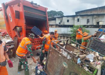 Cegah Terjadinya Banjir dan Wabah Penyakit,Satgas Sampah Kodim 0502/JU Bersama Unsur Terkait Ciptakan Lingkungan Sehat