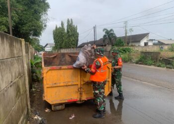 Ciptakan Lingkungan Sehat, Satgas Sampah Koramil 05/Balaraja Terus Perangi Sampah