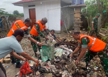 Ciptakan Lingkungan Sehat, Satgas Sampah Koramil 05/Balaraja Terus Perangi Sampah