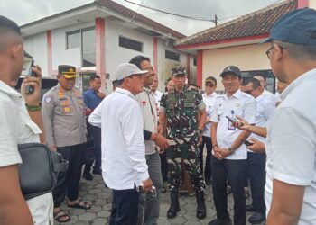 Dandim 0510/Trs Dampingi Bupati Tangerang Meninjau Lokasi Banjir di Dua Desa
