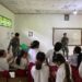 Tingkatkan Kualitas Pendidikan, Satgas Pamtas Yonarhanud 2 Kostrad Berikan Gadik dan Alat Tulis