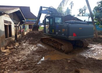 Alat Berat TNI AD Terus Beroperasi Pulihkan Infrastruktur Pascabencana Banjir dan Tanah Longsor di Tapanuli Tengah