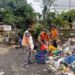 Babinsa Koramil 05/KJ Sertu Hadi Ermanto Bersama Warga Memburu Tumpukan Sampah ,Wujudkan Lingkungan Sehat