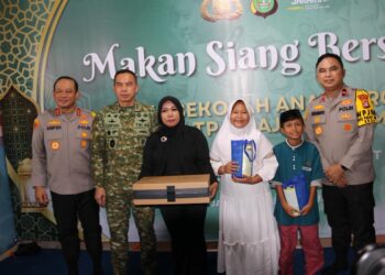 Dandim 0503/JB Dampingi Pangdam Jaya dan Kapolda Makan Siang Bersama Anak Sekolah Serta Masyarakat