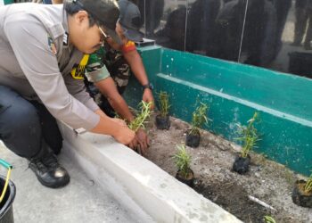 Sertu Adi Winarto Turut Hadir Gotong Royong dan Penanaman Pohon di Kelurahan Sei Kera Hulu