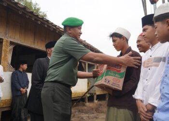 Di Tengah Kunker Danrem 064/MY, Pengobatan Gratis dan Santunan Sembako Menyentuh Warga Kademangan