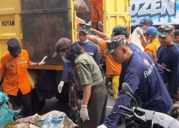 Menembus Aroma Busuk Demi Senyum Warga, Bakti Sosial Satgas Sampah Kodim 0506/Tgr