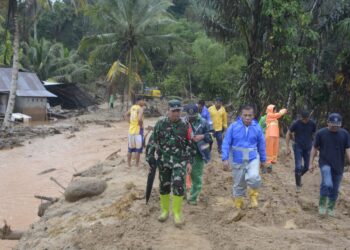 Pasca Hujan Seharian, Danrem 023/KS Bersama Dandim 0211/TT dan Bupati Tapteng Tinjau Sungai Aek Harse