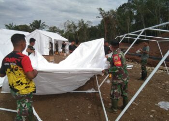 Satgas Kodim 0212/TS Bantu Pasang Huntara bagi Warga Terdampak Bencana di Batu Hula Tapsel