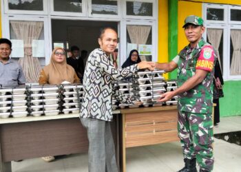 Babinsa Koramil Babahrot Dampingi Penyaluran Makan Bergizi Gratis di Sekolah