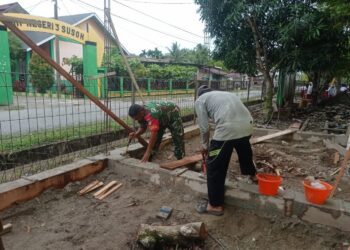 Babinsa di Susoh Bantu Warga Bangun Kios Sederhana untuk Usaha Mandiri