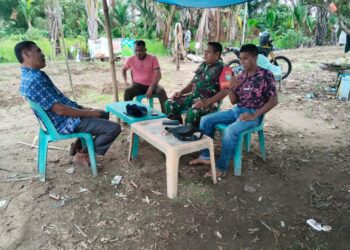 Dialog Humanis, Babinsa di Susoh Imbau Warga Tak Bakar Lahan Saat Bersihkan Kebun