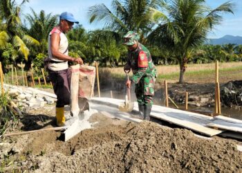 Babinsa dan Warga di Babahrot Gotong Royong Bangun Talut Pengairan Sawah