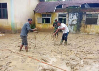 Serka Fajar Afrizo Pimpin Aksi Bersih Sekolah Bersama Warga