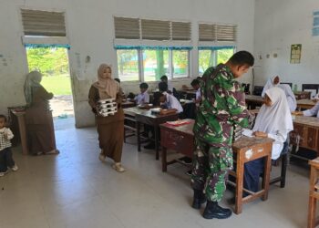 Pastikan Berkualitas dan Tepat Sasaran, Babinsa di Babahrot Dampingi Penyaluran MBG