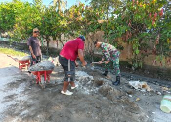 Babinsa di Babahrot Bantu Warga Semenisasi Talut Drainase Desa 