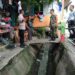 ”Waspadai Banjir” Babinsa Bersama Bhabinkamtibmas Kepatihan Wetan Berikan Himbuan Melalui Komsos