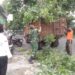 Antisipasi Pohon Tumbang, Babinsa Mangkubumen Pimpin Kerja Bakti Perempelan Ranting Pohon