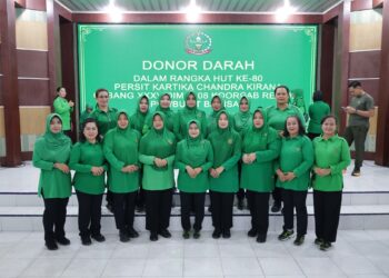 Ketua Persit KCK Cabang XXXV Dim 0208/Asahan Ikut Donor Darah Peringatan HUT ke-80 Persit