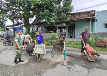 BABINSA MELAKSANAKAN KEGIATAN GOTONG ROYONG BERSAMA MASYARAKAT DI WILAYAH BINAAN