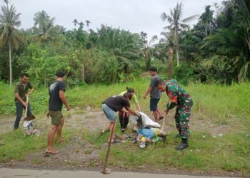 BERSAMA PEMERINTAHAN DESA DAN WARGA BABINSA LAKSANAKAN GOTONG ROYONG DI DESA SUKA MULIA HULU