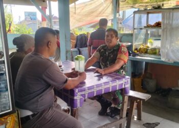 Manfaatkan Warung Kopi, Babinsa 07/Salak Perkuat Komunikasi Sosial