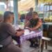 Manfaatkan Warung Kopi, Babinsa 07/Salak Perkuat Komunikasi Sosial