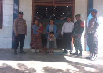 Menjaga Kedamaian Umat, Babinsa dan Polisi Pengamanan Ibadah Minggu di Parongil