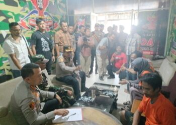 Sinergitas TNI-Polri Danramil 0201-06/MS Kawal Pra-Rekonstruksi Markas Ormas yang Jadi Sarang Judi