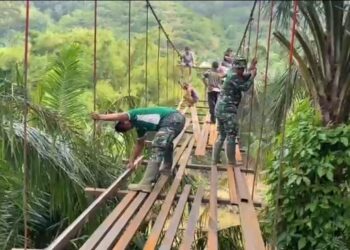 Satgas Kodim 0212/TS Kebut Pembangunan Jembatan Gantung di Halongonan