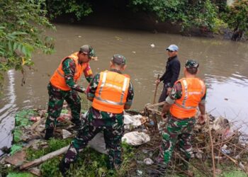Bersama Komduk,Satgas Sampah Kodim 0503/JB Dihari Libur Tetap Wujudkan Lingkungan Bersih