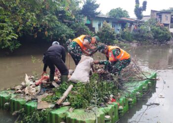 Bersama Komduk,Satgas Sampah Kodim 0503/JB Dihari Libur Tetap Wujudkan Lingkungan Bersih