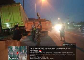 Babinsa Koramil 0201-16/TM Monitor Mobil Box Tronton Masuk Parit di Jalinsum Tanjung Morawa–Medan