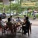 Babinsa Bersama Kepling Melaksanakan Komsos di Wilayah.