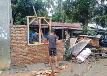 BABINSA BERINTERAKSI LANGSUNG DENGAN WARGA PEKERJA BANGUNAN