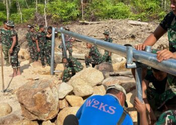 Satgas Gulbencal Kodam I/BB Bersama Warga Laksanakan Pipanisasi Air Bersih di Kelurahan Tukka
