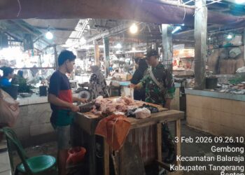 Jelang Ramadhan,Personel Kodim 0510/Trs Jajaran Pantau Harga Sembako di Pasar