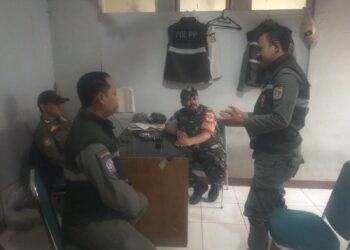 Dengan Segelas Kopi ,Babinsa Jajaran Kodim 0503/JB Cegah Banjir dan Wujudkan Kamtibmas