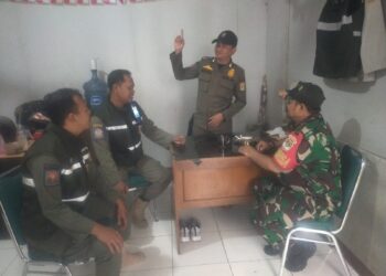Dengan Segelas Kopi ,Babinsa Jajaran Kodim 0503/JB Cegah Banjir dan Wujudkan Kamtibmas
