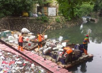 Bersama Instansi Terkait,Satgas Sampah Kodim 0503/JB ‘Menyerbu’ Kali Ciliwung Menjaga Lingkungan Asri