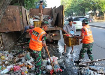 Aksi Sosial, Satgas Sampah Koramil 02/Btc Bantu DLH Angkat Sampah