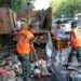 Aksi Sosial, Satgas Sampah Koramil 02/Btc Bantu DLH Angkat Sampah