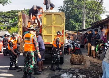 Satgas Kodim 0506/Tangerang Berjibaku Bersihkan Sampah Berbau dan Berbelatung di Pasar Cimanggis