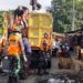 Satgas Kodim 0506/Tangerang Berjibaku Bersihkan Sampah Berbau dan Berbelatung di Pasar Cimanggis