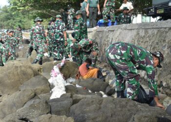 Jaga Keindahan Ikon Wisata, Korem 041/Gamas Membersihkan Pantai Panjang Bengkulu