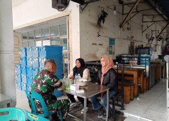 Babinsa Laksanakan Komsos Bersama Kepling VII dan Warga di Boh Hate Cafe, Pererat Silaturahmi dan Jaga Kondusifitas Wilayah