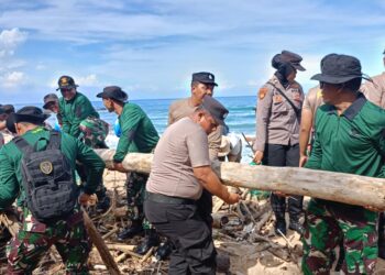 Puslatpurmar 7 Lampon Laksanakan Karya Bakti Bersih Pantai di Pancur Alas Purwo Banyuwangi