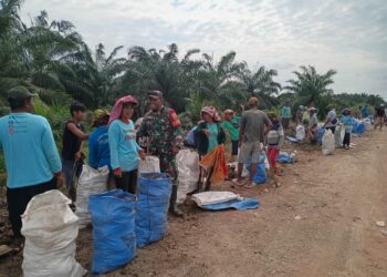 Babinsa Kodim 0209/Labuhanbatu Bersama Warga Gotong Royong Perbaiki Jalan di Desa Wonosari