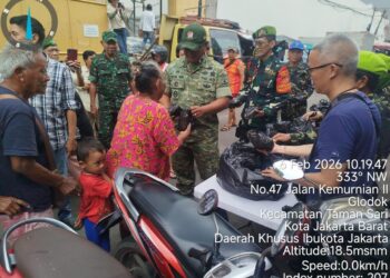 Menebar Kebaikan Menguatkan Kebersamaan ,Jumat Berkah Koramil 01/TS Bagikan Nasi Bungkus Gratis